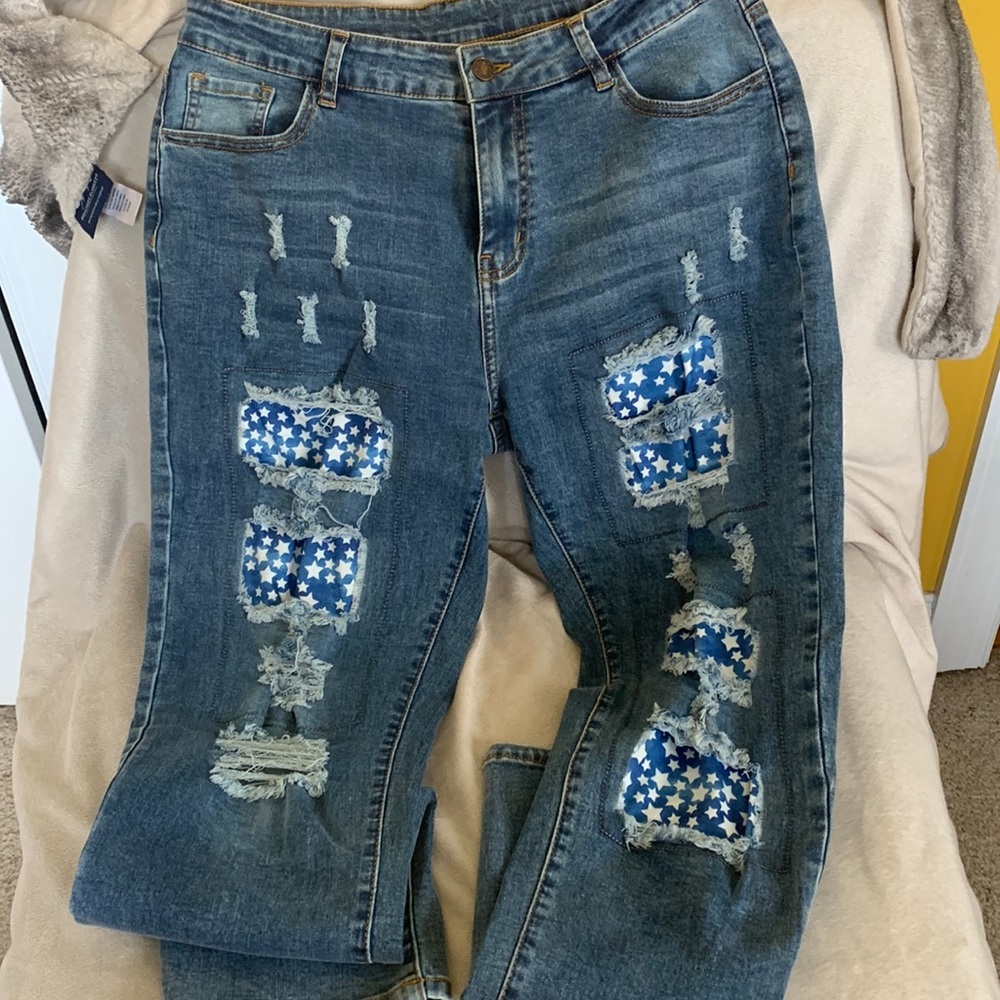 New with out tags stretchy distressed jeans, size Large misses.